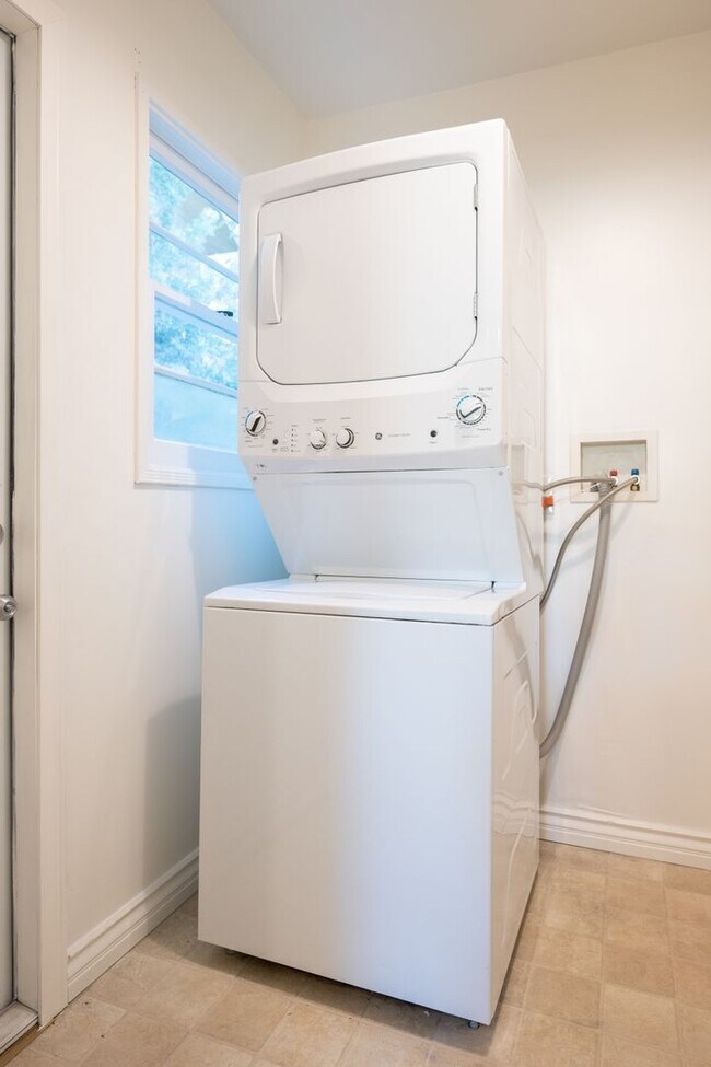 Building Photo - Charming Bungalow with King Size Bed