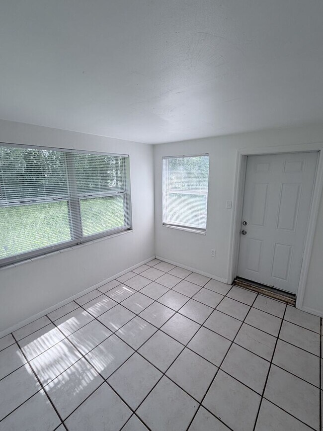 Building Photo - 21377 Campbell Dr