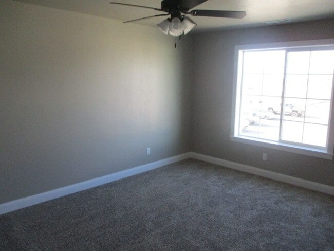 Building Photo - Move-In Discount - 3 Bed - 2.5 bath Town home in the heart of Cedar City!