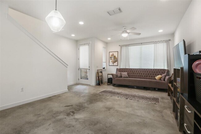 Building Photo - 801 N Bluff Dr