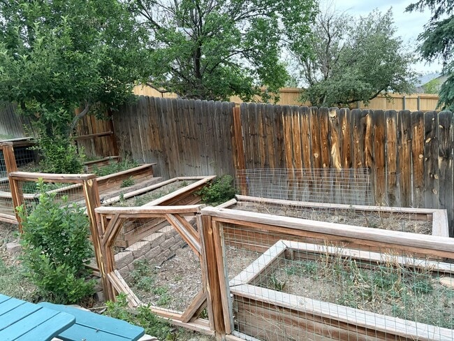 Building Photo - House For Lease