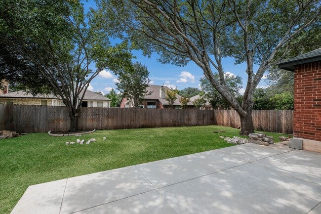 Building Photo - Updated 3-Bedroom Home with Spacious Backyard