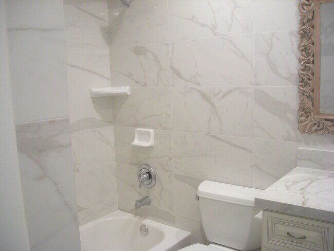 Tub in second bathroom - 11701 SW 108th Ln