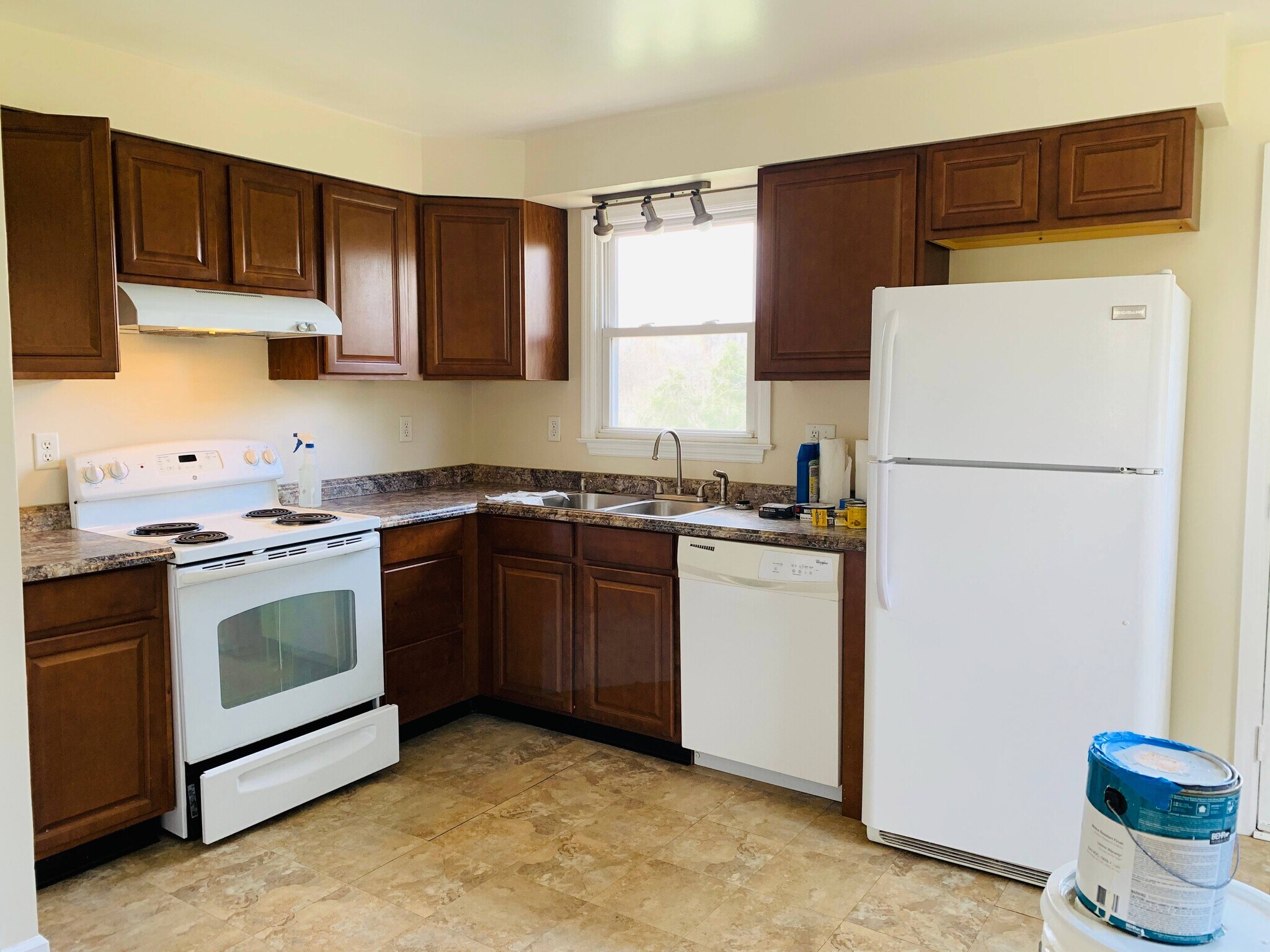 Building Photo - 2284 McKees Rocks Rd