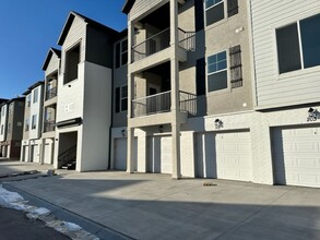 Building Photo - Gorgeous Condo!