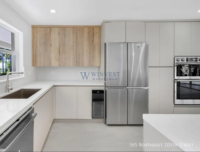 Building Photo - 565 NE 105th St