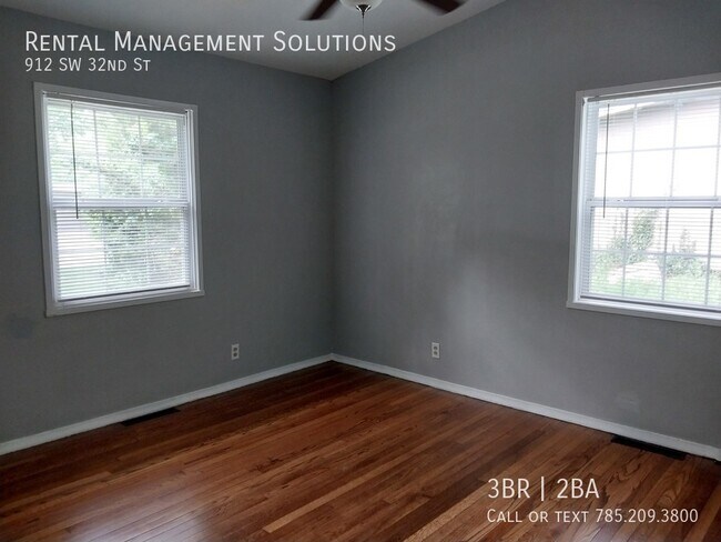 Building Photo - *BONUS LIVING ROOM* 912 SW 32nd St- 3 BED/...