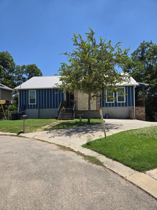 Building Photo - 623 Creek Dr