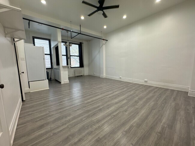 Building Photo - Loft Style Large Studio Apartment