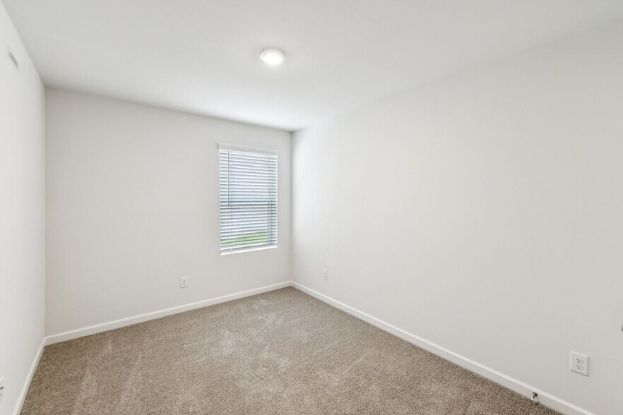 Building Photo - 5350 Bellflower Hls