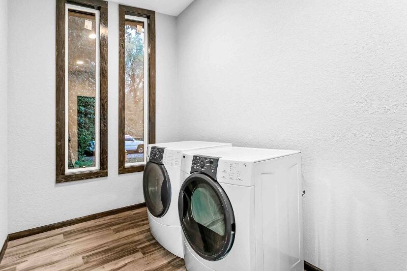 Building Photo - 1146 E Gudgell Ave