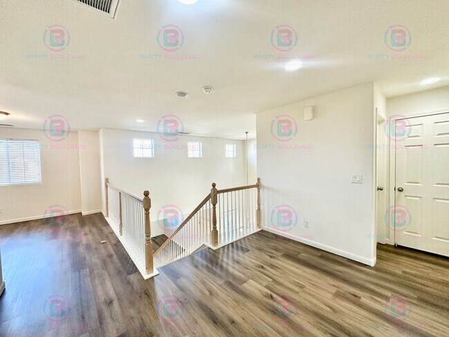 Building Photo - Spacious 4-Bedroom 3 Bath, 3 Car Garage Home with Loft, Living Room and Family Room Outdoor Kitch...