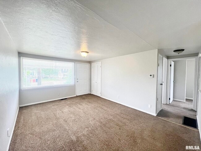 Building Photo - 811 E Lake Ave