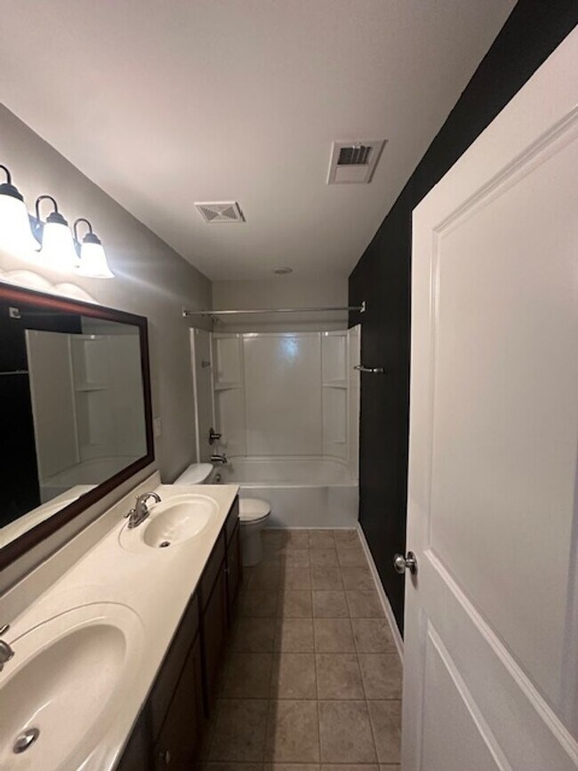 Building Photo - *** MOVE IN SPECIAL *** MOVE IN SPECIAL  -...