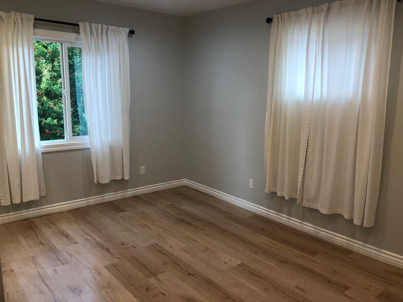 Building Photo - 1868 N Avenue 56