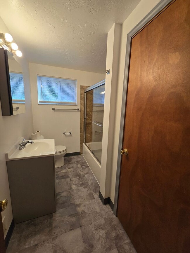 Building Photo - 3 Bedroom Townhouse - Penn Hills School District - Available NOW!