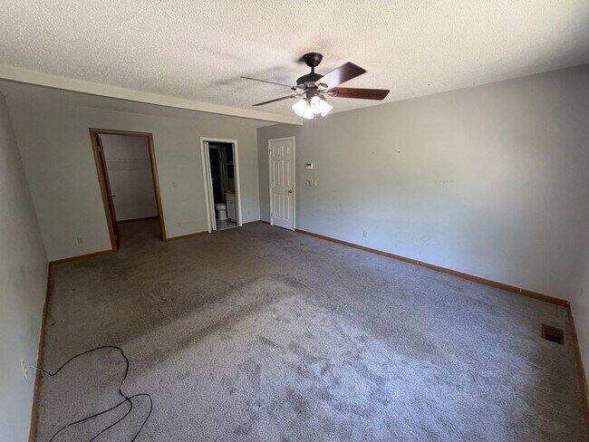 Building Photo - 4BR Colonial with Garage and Large Lot