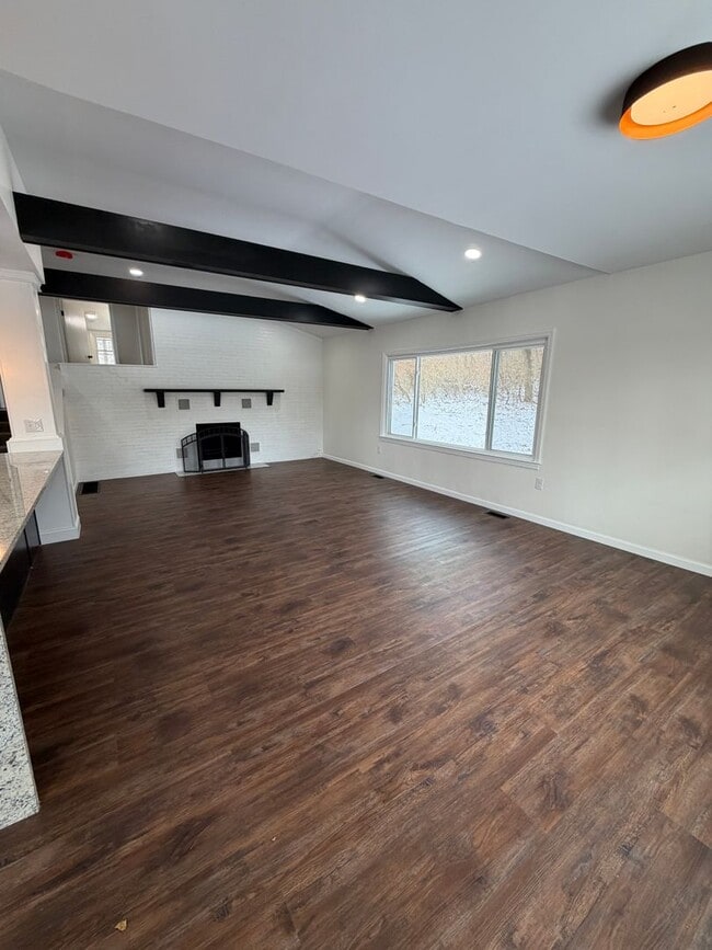 Building Photo - Beautifully Renovated 3/2 in Huge Lot