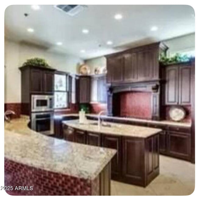 Building Photo - 1367 S Country Club Dr