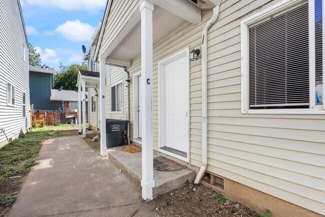 Building Photo - Spacious 2-Bedroom Townhome in SE Portland
