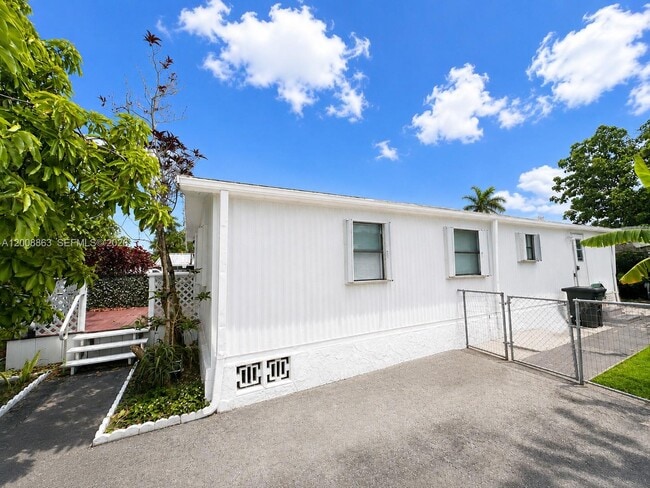 Building Photo - 3028 SW 50th St