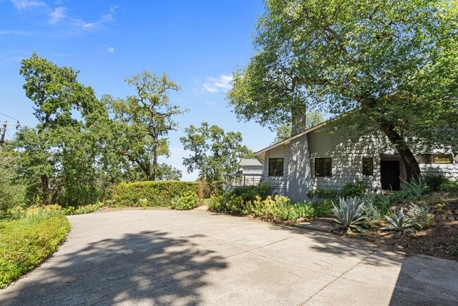 Building Photo - 21 Old Spanish Trail