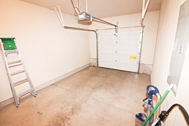 Building Photo - Townhome NE Bend