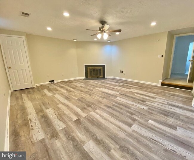 Building Photo - 10323 Hampshire Green Ave