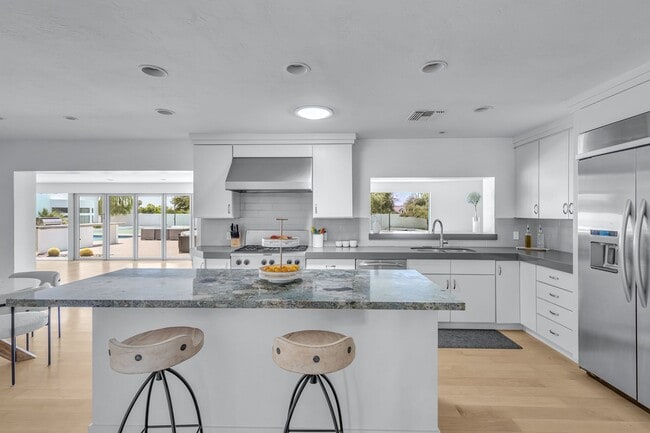 Building Photo - Mid-century modern home in Arcadia with pr...