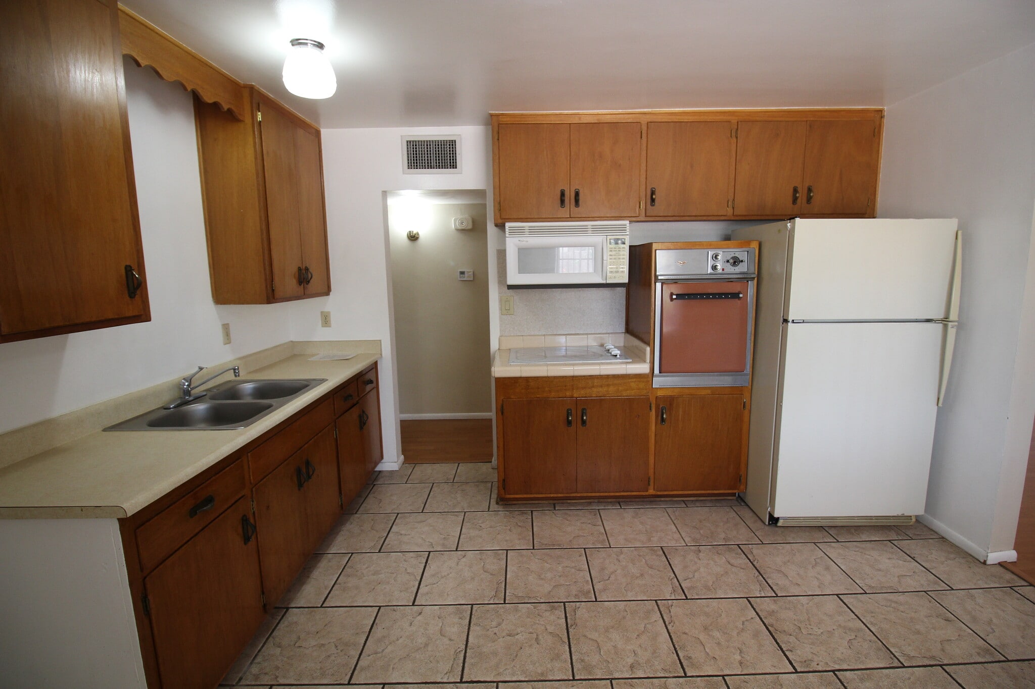 Kitchen - 1023 W 18th St