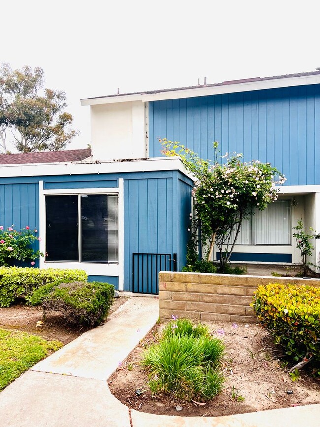 Building Photo - Spacious 3 bedroom 2 bath with attached ga...