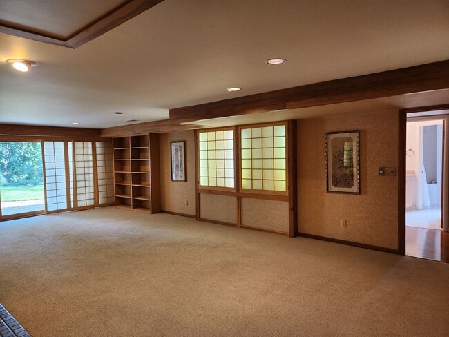 Building Photo - Beautiful 5 Bd 3.5 Ba Home in Holladay