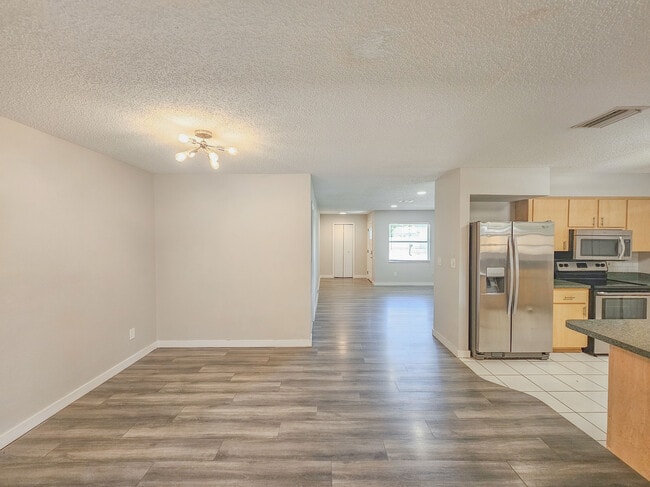 Building Photo - 608 Tangerine Ave