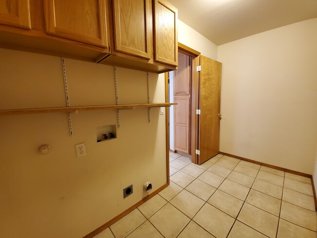 Building Photo - 427 Columbia Point Dr