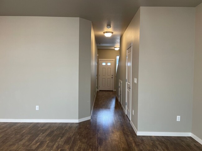 Building Photo - Goregous 3 Bedroom Home Ready for Hot Summ...