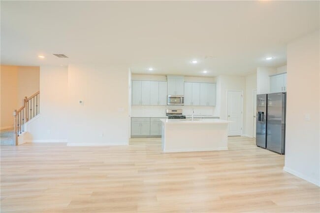 Building Photo - 1060 Sunny Lk Dr