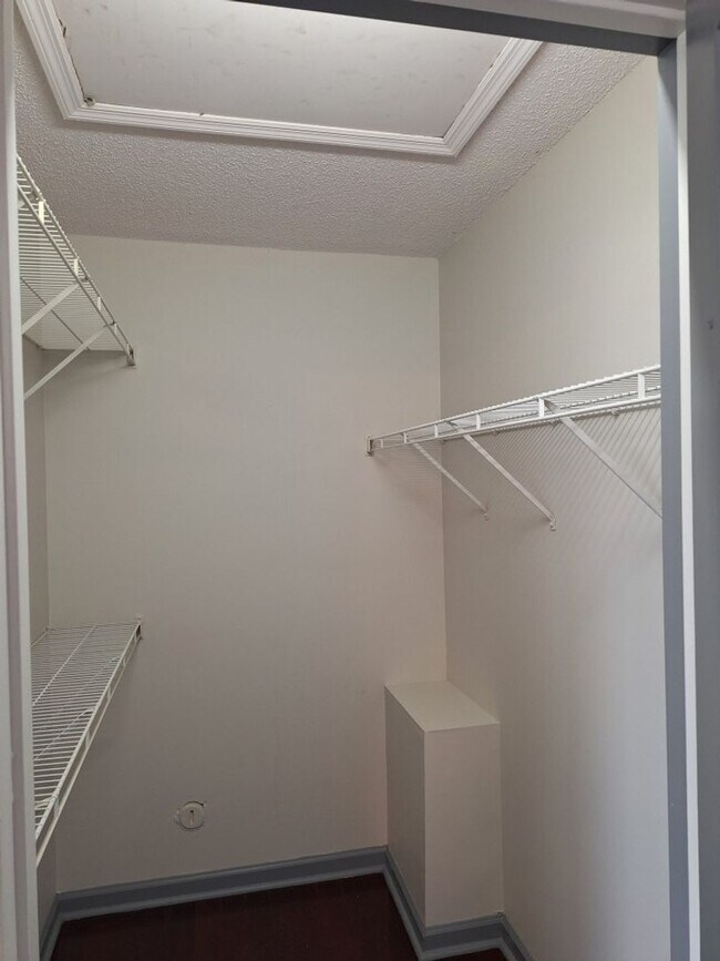 Building Photo - Convenient location to interstate in North...