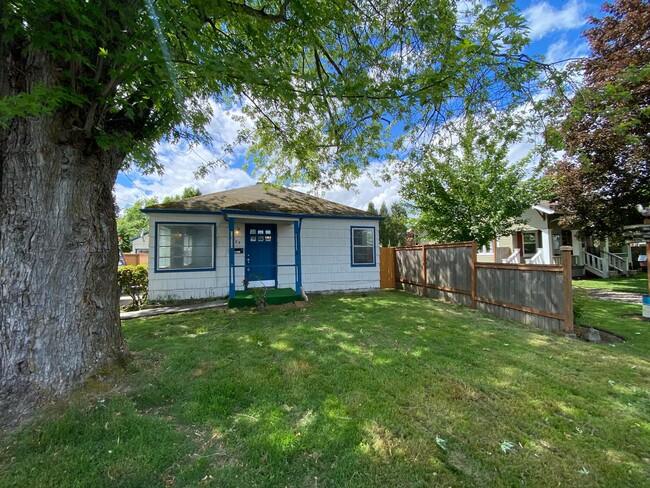 Building Photo - Newly Remodeled 2 Bedroom 1 Bath House - L...