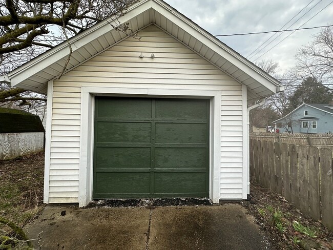 Building Photo - 404 E Bird-Charming single family home for rent in Vandercook Lake