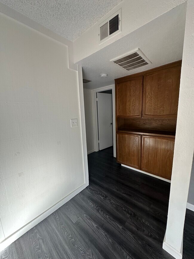 Building Photo - 9121 Nasreen Dr