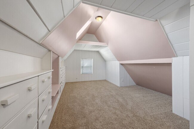 Building Photo - Sanders Beach home 3 bed 2 bath with second living room