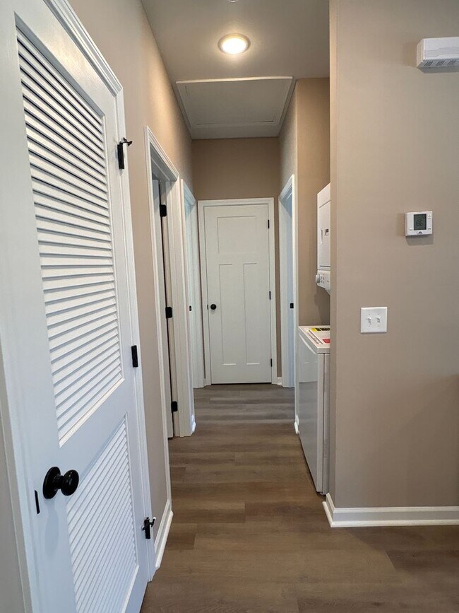 Building Photo - 404 Cedar Ln