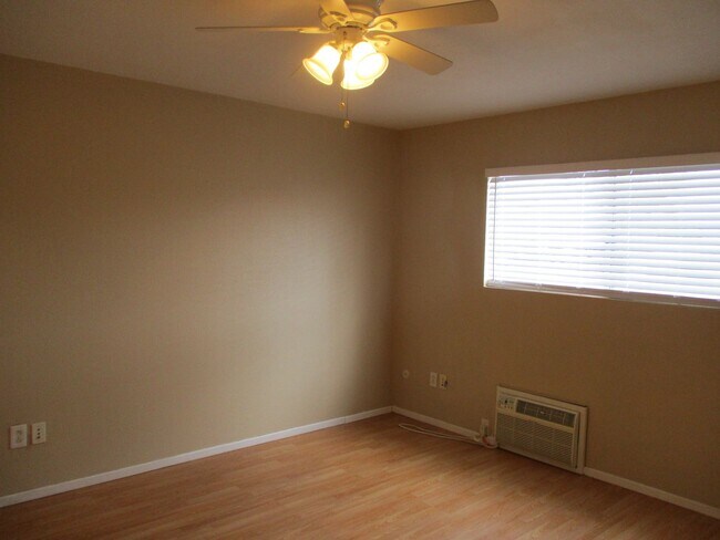 Building Photo - Very nice 2 bedroom 1.5 bath 1st floor condo