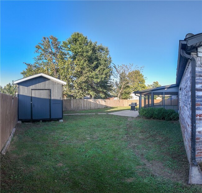 Building Photo - 2711 W Bishop Dr
