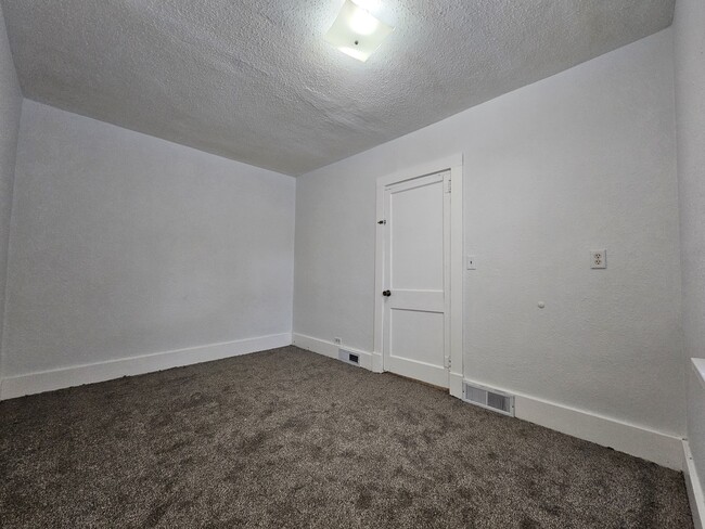 Building Photo - 515 E 11th St