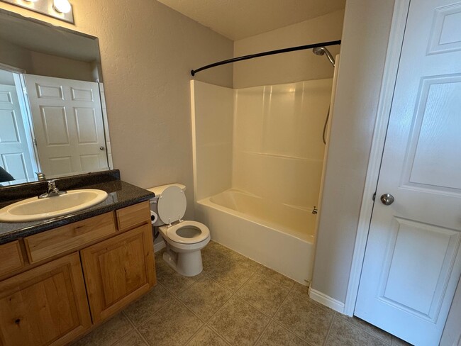 Building Photo - Ground level 3 bedroom 2 bath in Lehi!