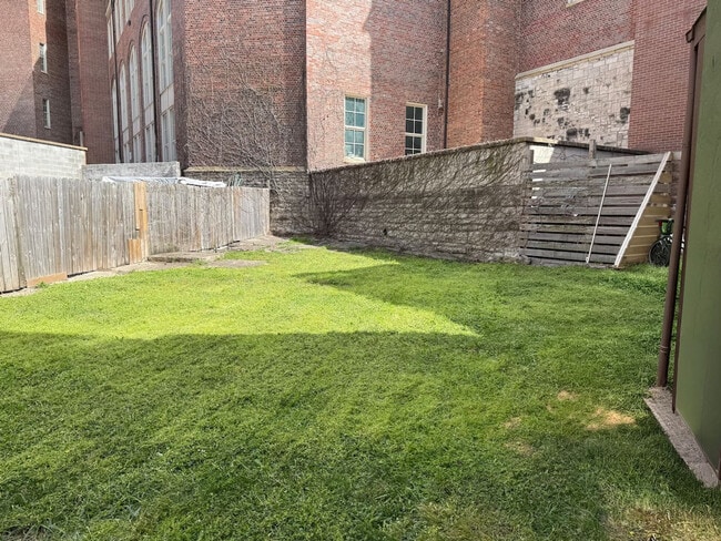 Building Photo - 152 E McMicken Ave