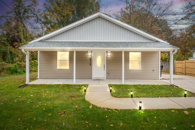 Primary Photo - 4Bd/ 2Bath Ranch Style home mins from Down...