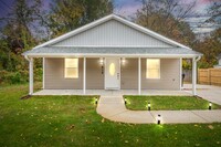 Building Photo - 4Bd/ 2Bath Ranch Style home mins from Down...