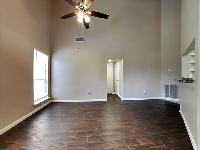 Building Photo - 16130 Canaridge Dr